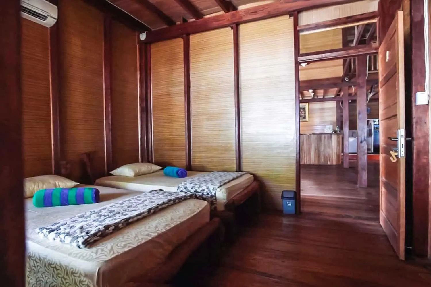 mentawai surf camp mentawais mojo surf mentawai islands surfing yantos surf camp