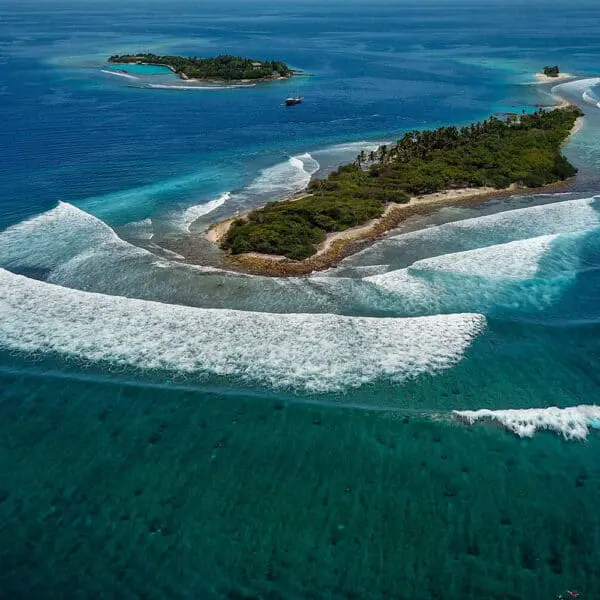 island hop maldives surf charter handhu luxury surf 3