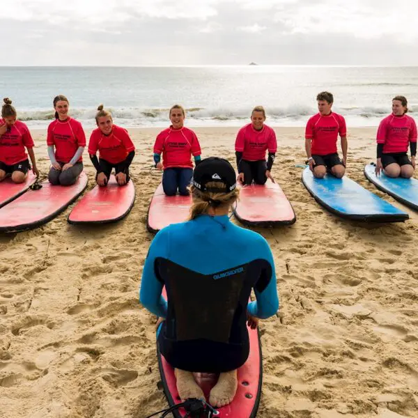 learn to surf in byron bay byron bay surf lesson style surfing group lessons private the pass 3