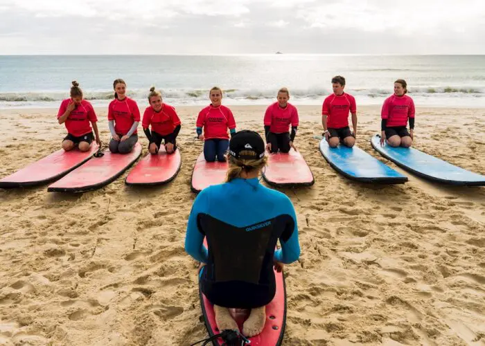 learn to surf in byron bay byron bay surf lesson style surfing group lessons private the pass 3