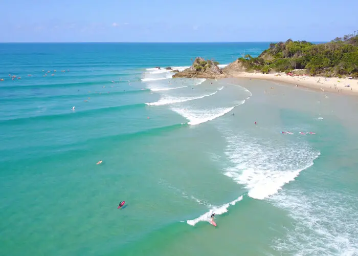 learn to surf in byron bay byron bay surf lesson style surfing group lessons private the pass 3