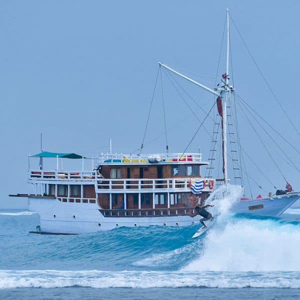 mentawai surf charter maki boat luxury mentawai islands surfing