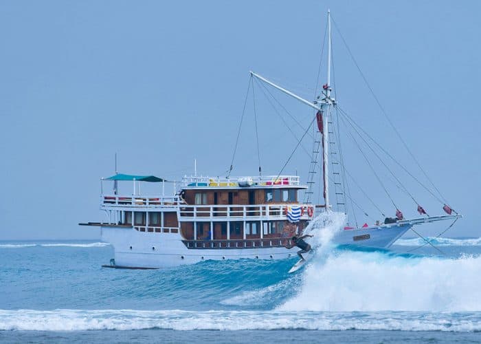 mentawai surf charter maki boat luxury mentawai islands surfing