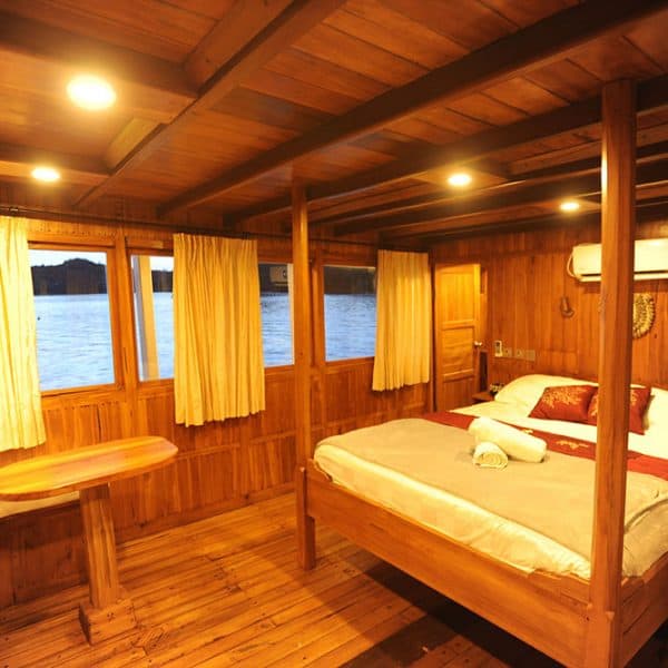 mentawai surf charter maki boat luxury mentawai islands surfing