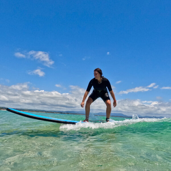 australian surf bus surf camp learn to surf east coast australia sydney brisbane byron bay gold coast urbnsurf