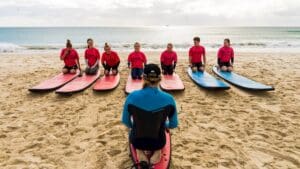 learn to surf in byron bay byron bay surf lesson style surfing group lessons private the pass 3