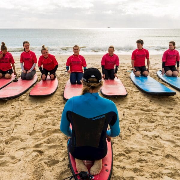 learn to surf in byron bay byron bay surf lesson style surfing group lessons private the pass 3